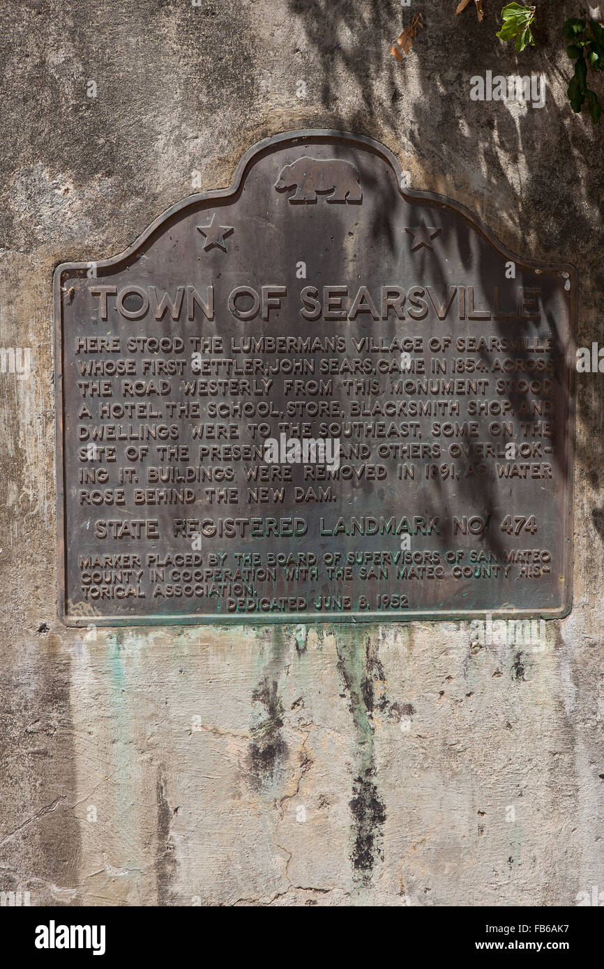Stadt der SEARSVILLE hier stand die Waldarbeiter Dorf von Searsville, deren erster Siedler John Sears, 1854 kam. Auf der anderen Straßenseite westlich von diesem Denkmal stand ein Hotel. Schule, Shop, Schmiede und Wohnungen wurden im Südosten. Einige auf dem Gelände des heutigen See und andere mit Blick auf sie. Gebäude wurden im Jahre 1891, entfernt, da Wasser hinter dem neuen Damm stieg.   Markierung von The Board der Aufseher des San Mateo County in Zusammenarbeit mit dem San Mateo County historischen Vereins gewidmet 8. Juni 1952 gelegt Stockfoto