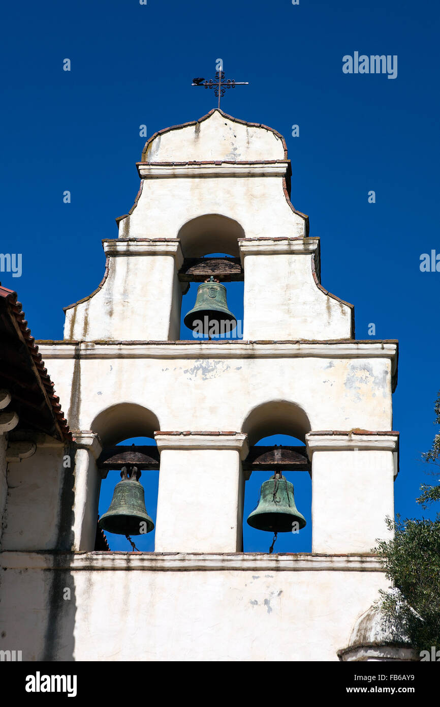 Drei-Glocke Campanario Glocke Wand an Mission San Juan Bautista, San Juan Bautista, California, Vereinigte Staaten von Amerika Stockfoto