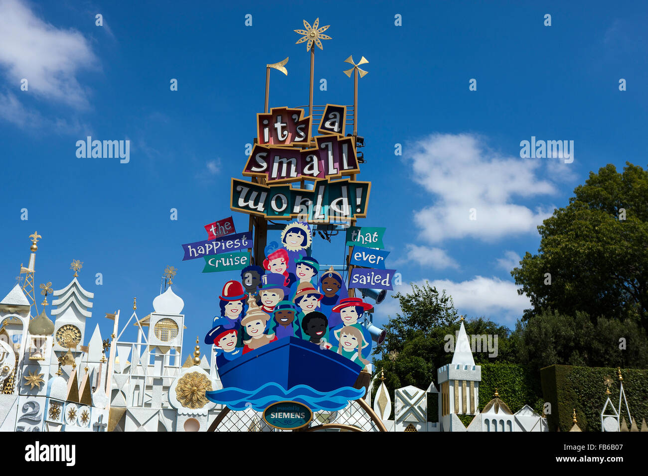 Zeichen außerhalb davon ist eine kleine Welt Fahrt, Disneyland Resort Anaheim, California, Vereinigte Staaten von Amerika Stockfoto
