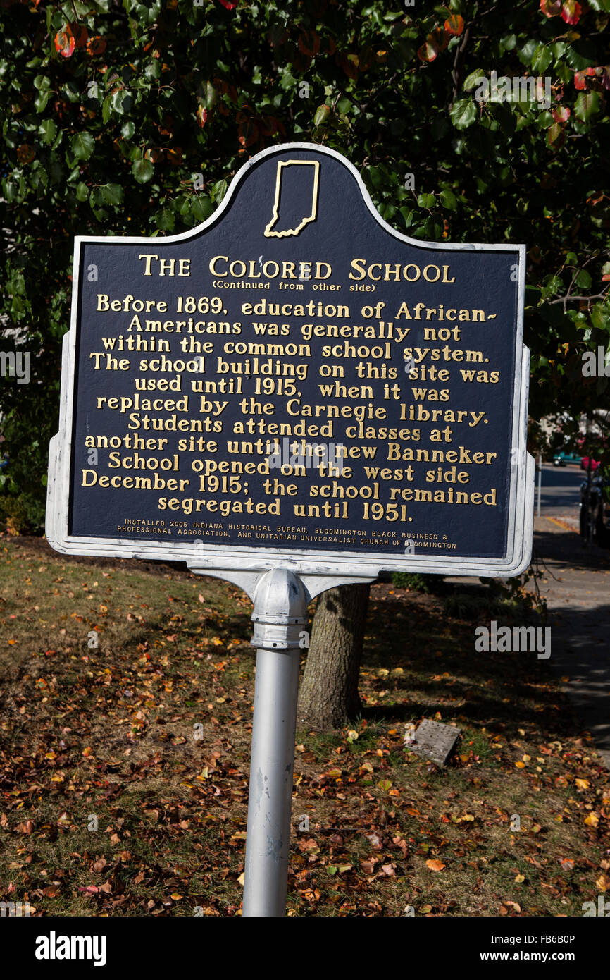 DIE farbigen Schule (Fortsetzung von anderer Seite) vor 1869, war Bildung der Afro-Amerikaner in der Regel nicht innerhalb des Schulsystems der gemeinsamen. Das Schulgebäude, die auf dieser Website diente bis 1915, als es von der Carnegie-Bibliothek ersetzt wurde. Studenten besuchten Klassen an einem anderen Standort, bis die neue Banneker Schule auf der Westseite Dezember 1915 eröffnet; die Schule blieb bis 1951 getrennte.  Installierten 2005 Indiana historischen Bureau, Bloomington schwarz Business & Berufsverband und Unitarian Universitätskirche von Bloomington Stockfoto