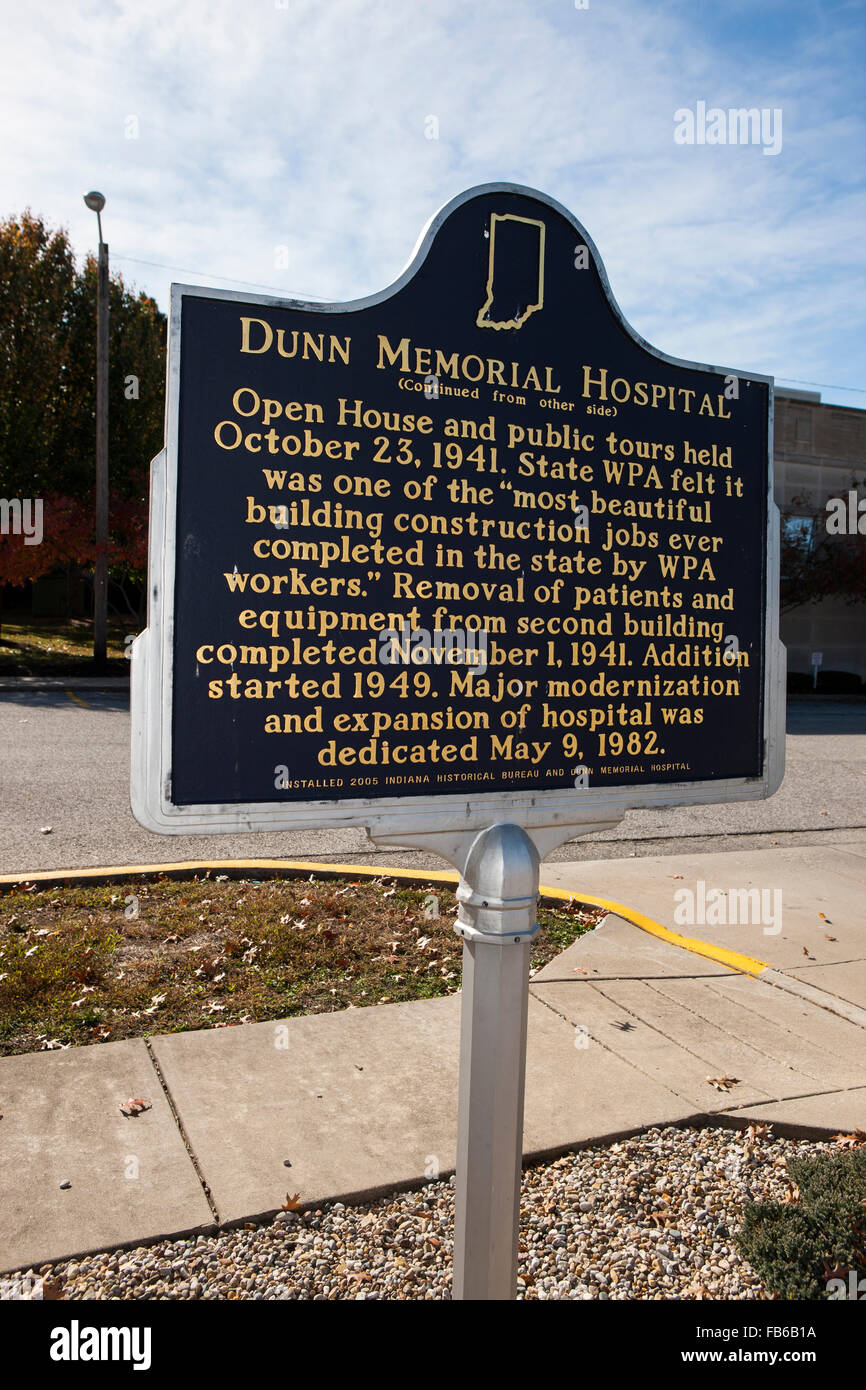 DUNN MEMORIAL HOSPITAL (Fortsetzung von anderer Seite) Tag der offenen Tür und öffentliche Führungen statt 23. Oktober 1941. Staat WPA fühlte, war es eines der "schönsten Gebäude Aufbaujobs jemals in den Zustand von WPA Arbeiter abgeschlossen." Entfernung von Patienten und Ausrüstung von zweite Gebäude 1. November 1941 abgeschlossen. Zusätzlich begann 1949. Große Erneuerung und Erweiterung des Krankenhauses wurde 9. Mai 1982 eingeweiht.  Installiert 2005 Indiana historischen Bureau und Dunn Memorial Hospital Stockfoto