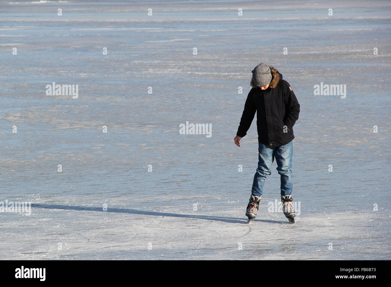 Junge mit Schlittschuhlaufen auf dem Eis Stockfoto