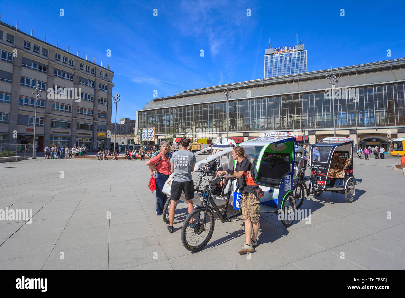 BERLIN, Deutschland - Juni 4: Das dreirädrige Fahrrad wartet Tourist am Alexanderplaz am 4. Juni 2013 in Berlin, Deutschland. Dies Stockfoto