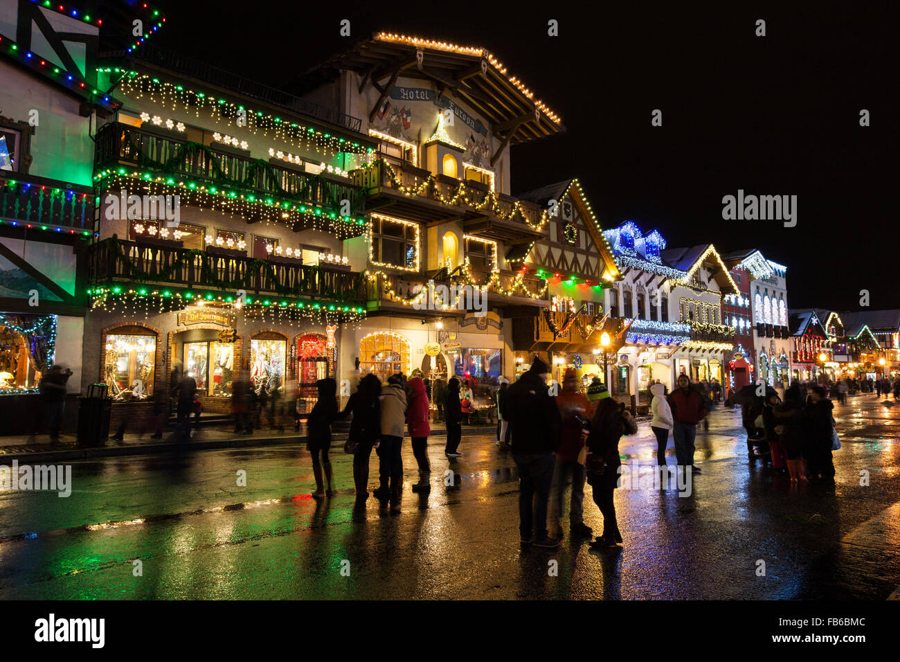 Bayerischen Geschäfte dekoriert für Weihnachten während der Christmas Lights Festival, Leavenworth, Washington, Vereinigte Staaten von Amerika Stockfoto