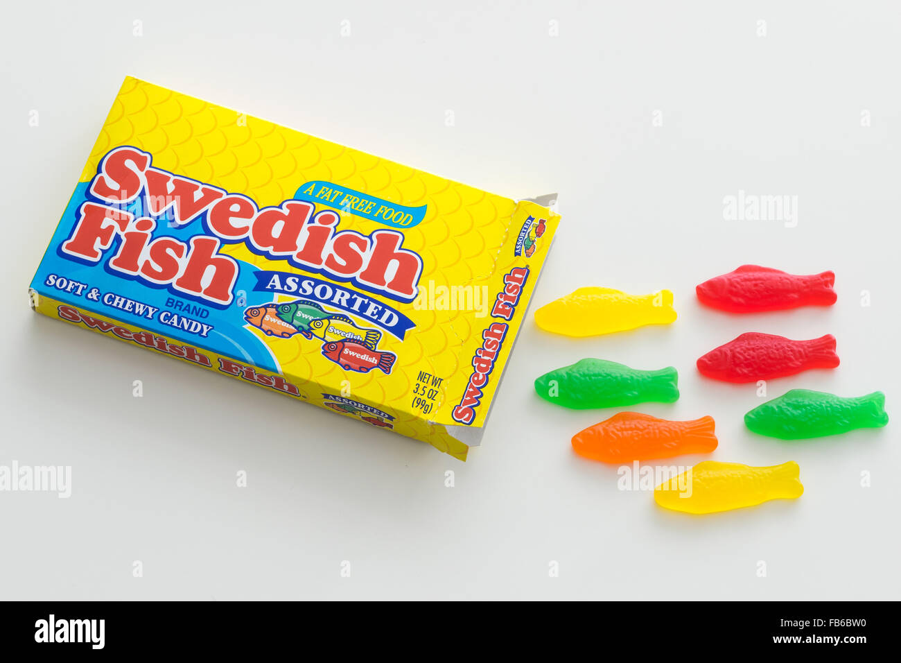 Eine Schachtel mit schwedischen Fisch, eine fischförmige zäh Süßigkeit, die ursprünglich von schwedischen Süßigkeit Produzent Malaco. Stockfoto