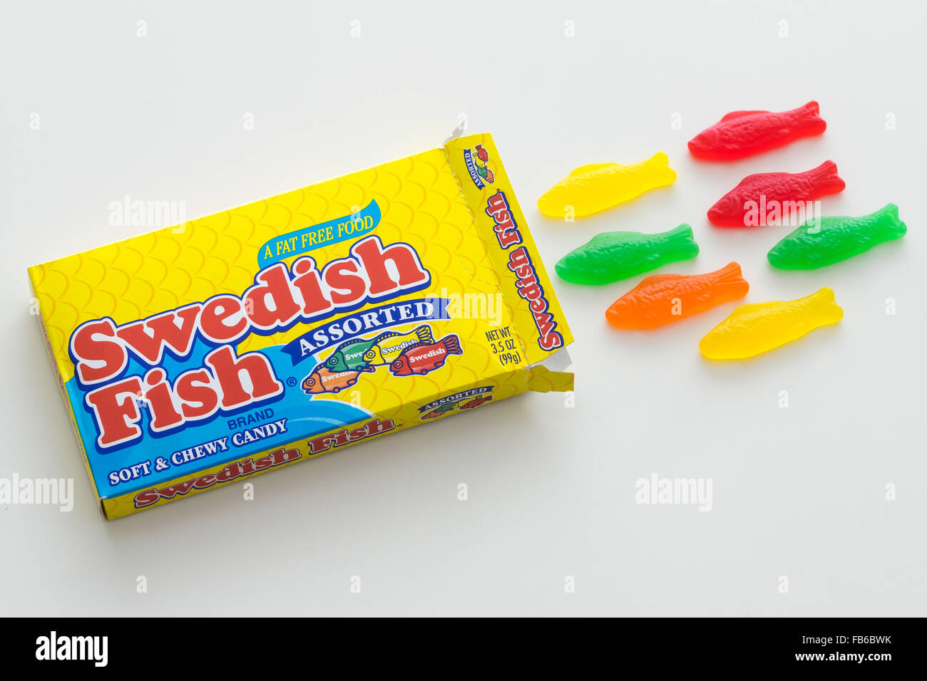 Eine Schachtel mit schwedischen Fisch, eine fischförmige zäh Süßigkeit, die ursprünglich von schwedischen Süßigkeit Produzent Malaco. Stockfoto