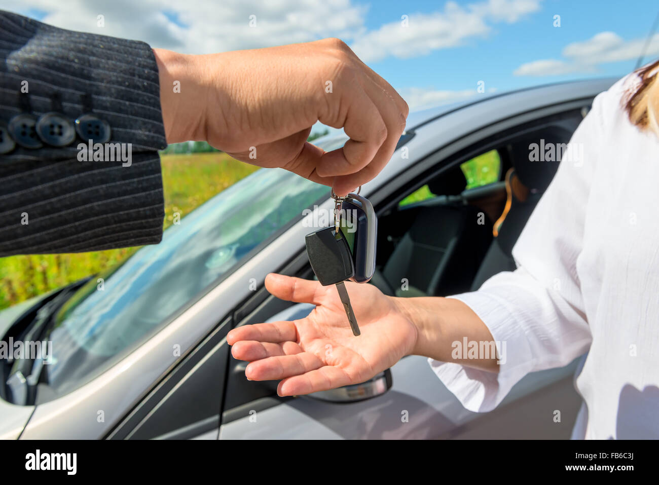 Horizontalen Schuss Schlüsseltransfer in die Hände des Käufers Stockfoto