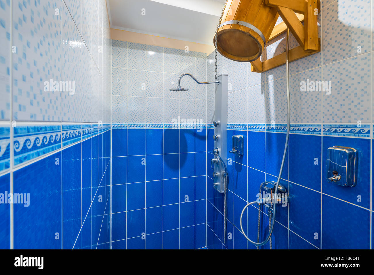 eine Dusche ohne die Leute blaue Farbe Stockfoto