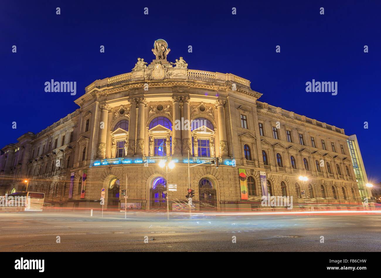 BERLIN, Deutschland - Juni 10: Nachtszene im Museum für Kommunikation Berlin am 10. Juni 2013, bei Berlin Germany. Innen zeigen die d Stockfoto