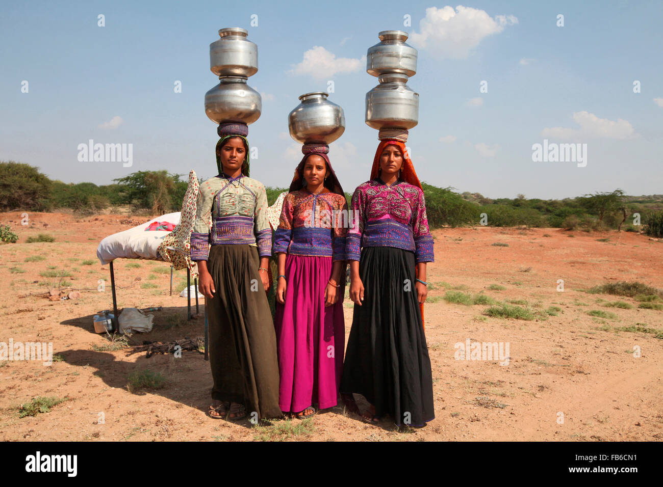 Dhebaria Rabari Stamm Wasser Frauen, die Töpfe, Distrikt Kutch, Gujarat, Indien Stockfoto