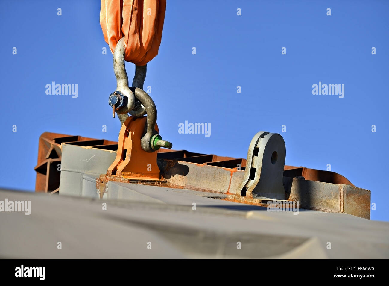 Schwere Industrie-Kette eingehakt auf einen Baukran zum Anheben der Betonkonstruktion Stockfoto