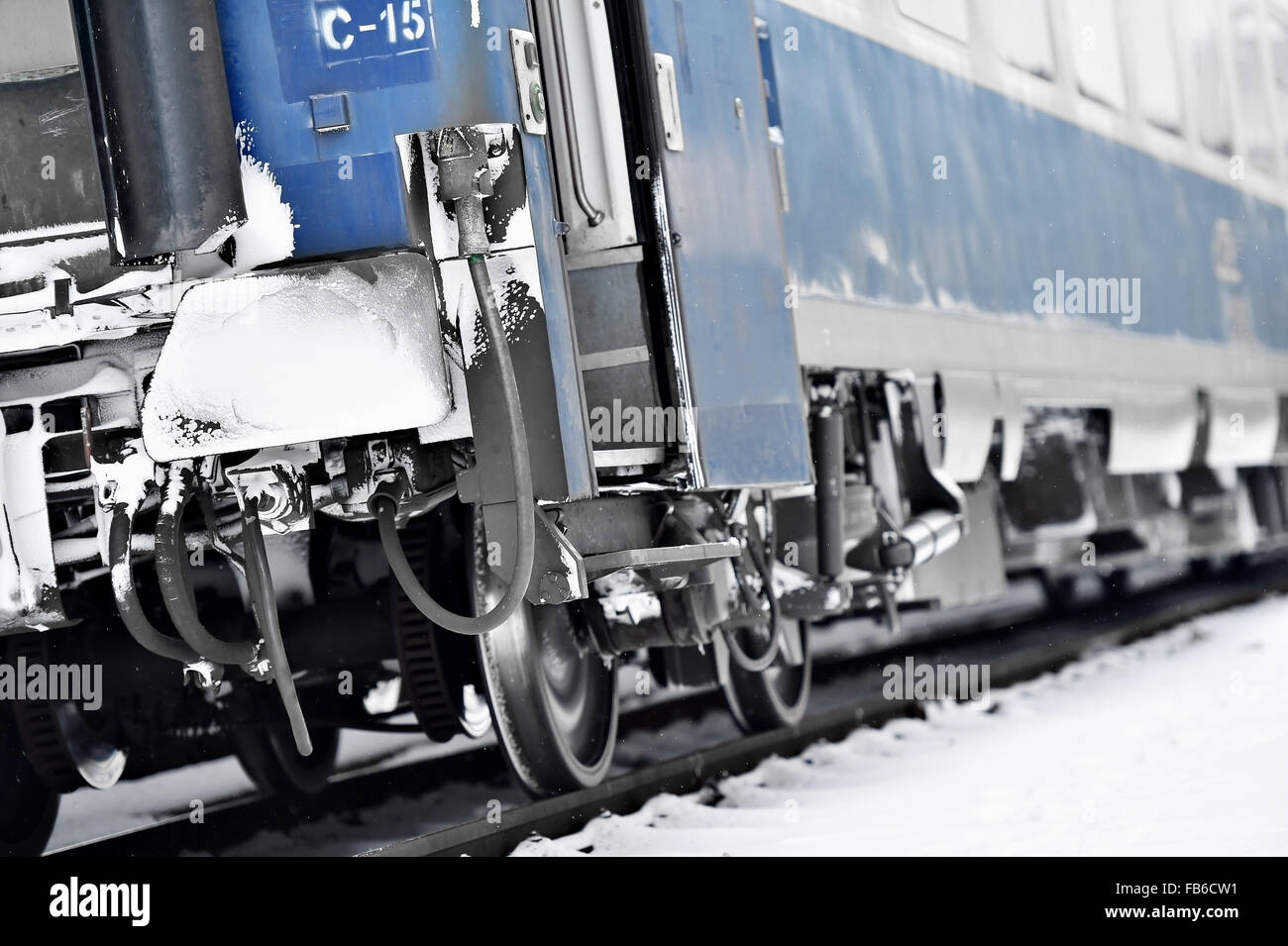Detail mit gefrorenen Zug Wagen Puffer und Verbindung Links gedreht im winter Stockfoto