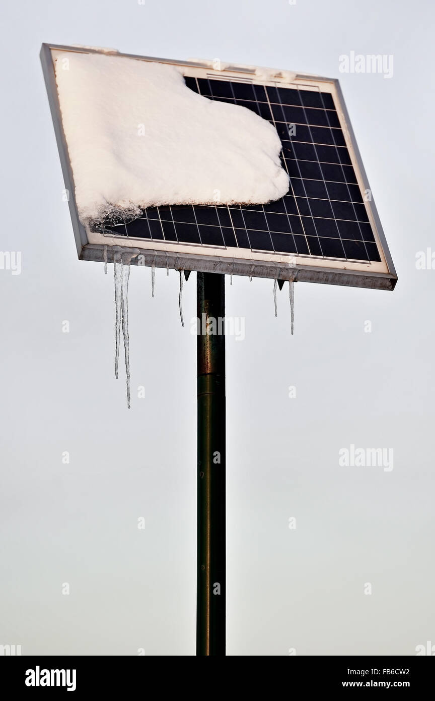 Eiszapfen sind während der Wintersaison auf eine solare Straßenlaterne gesehen. Stockfoto