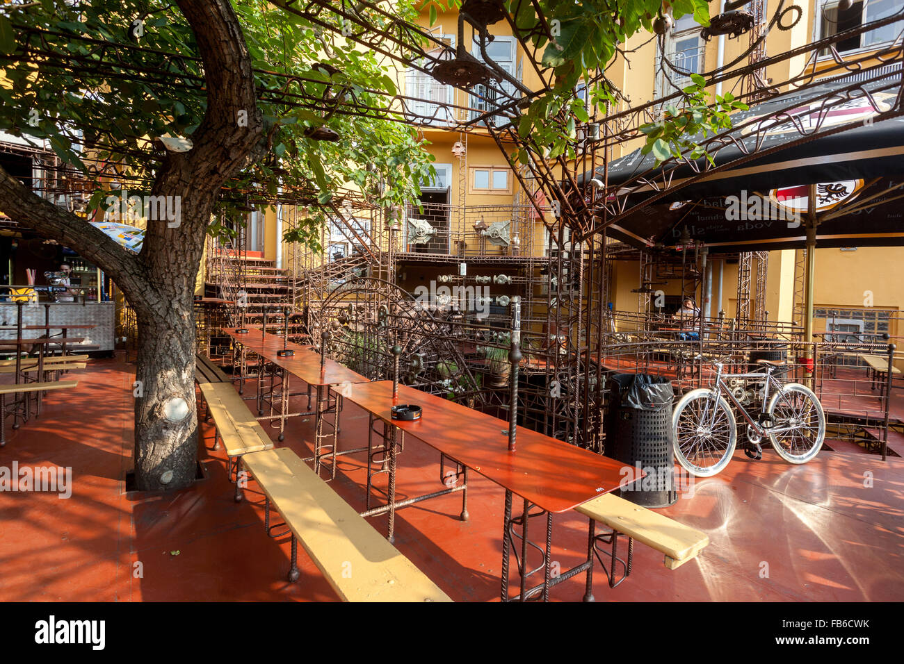 Cross Club, Restaurant im Freien, Industrial Art Stil. Holesovice Prag, Tschechische Republik Fahrrad Pub Garten Stockfoto
