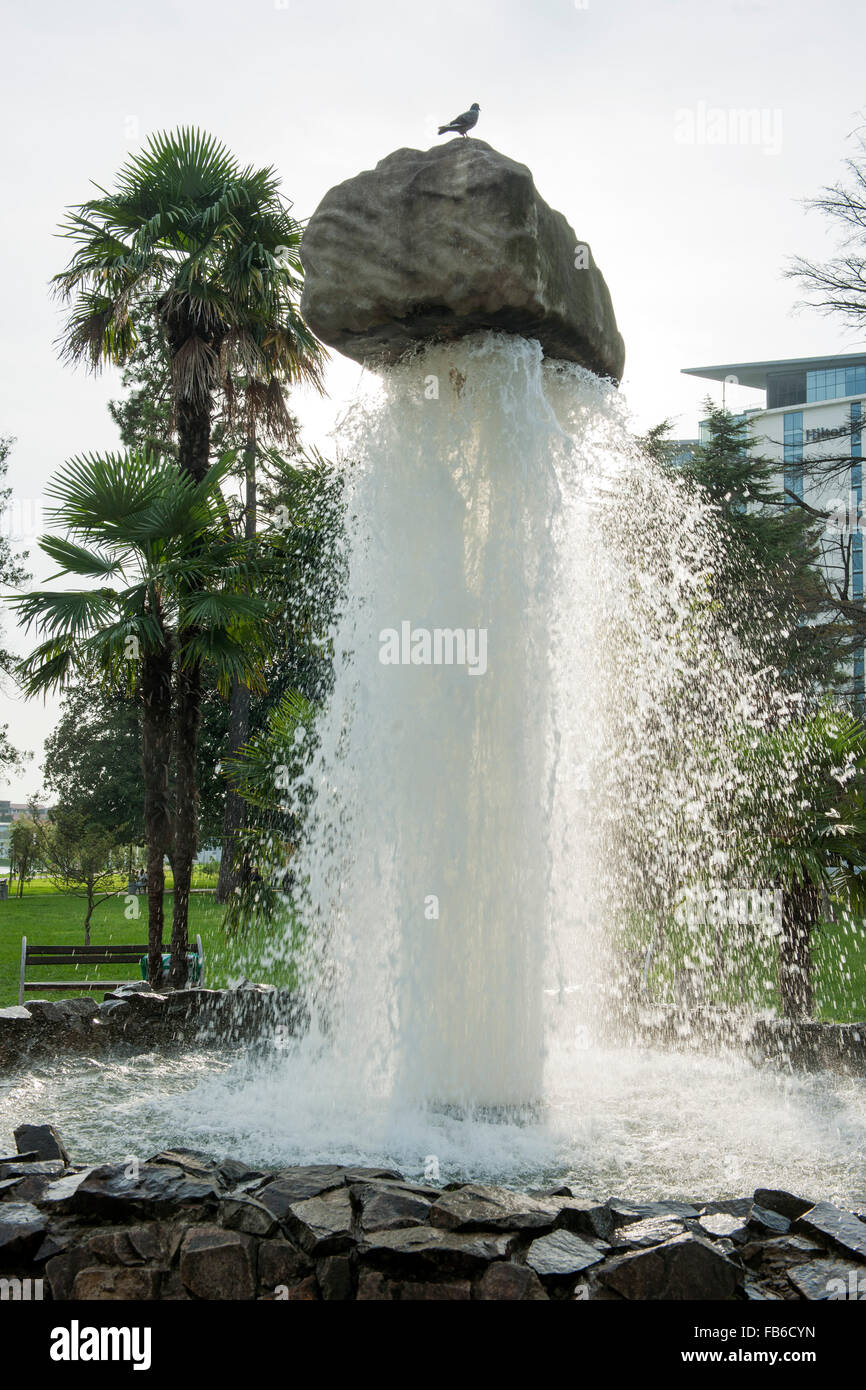 Georgien, Batumi, Brunnen Im Park des 6. Mai am Nuri-Geli-See Stockfoto