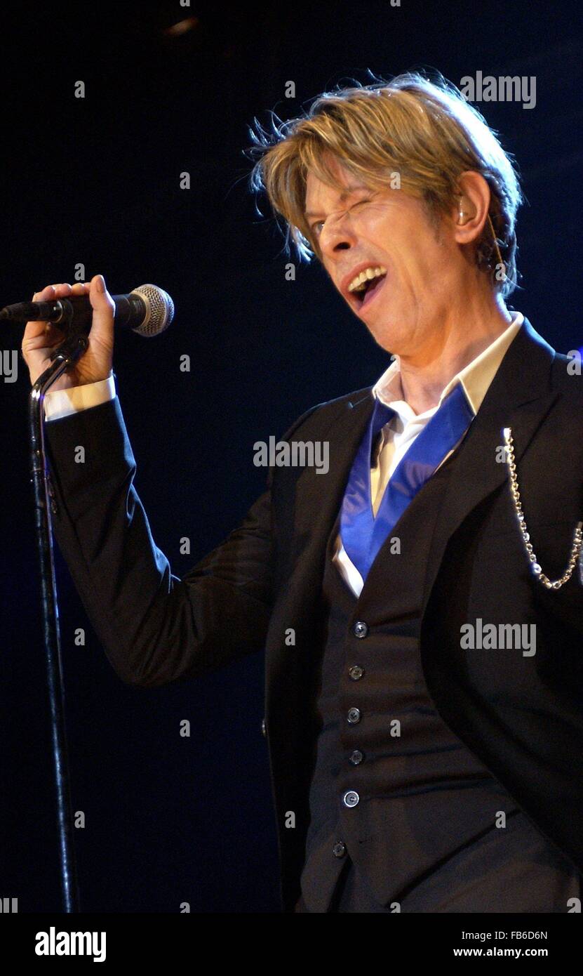 Köln, Deutschland. 12. Juli 2002. (Dpa) - britische Sänger David Bowie in Köln, Deutschland, 12. Juli 2002 führt. © Dpa/Alamy Live-Nachrichten Stockfoto