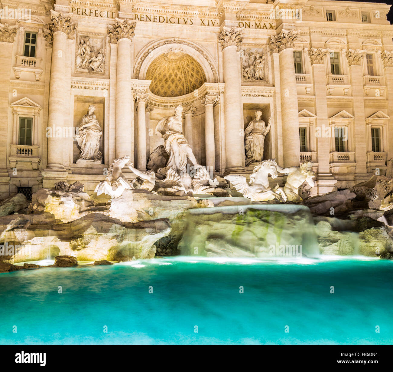 Nachtansicht des Wassers, Statuen und künstlichen Felsen in die Architektur des römischen Brunnen Stockfoto