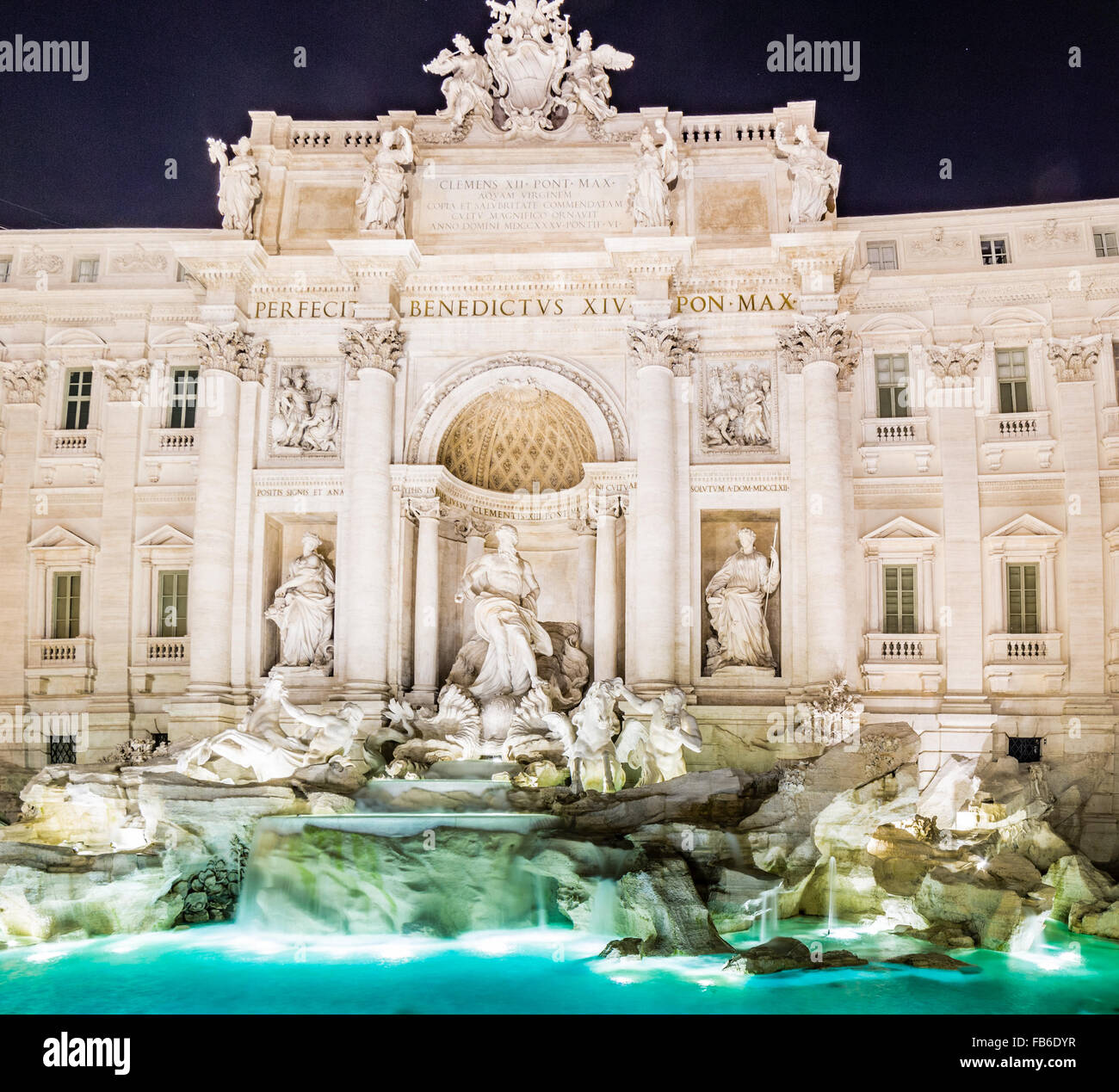 Nachtansicht des Wassers, Statuen und künstlichen Felsen in die Architektur des römischen Brunnen Stockfoto