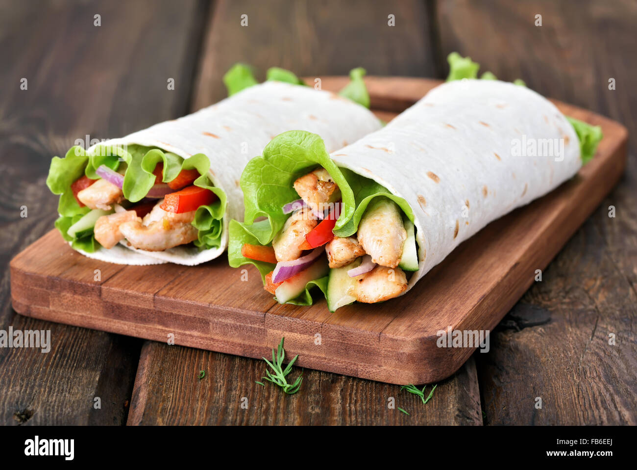 Tortilla-Wraps mit Fleisch und Gemüse Stockfoto