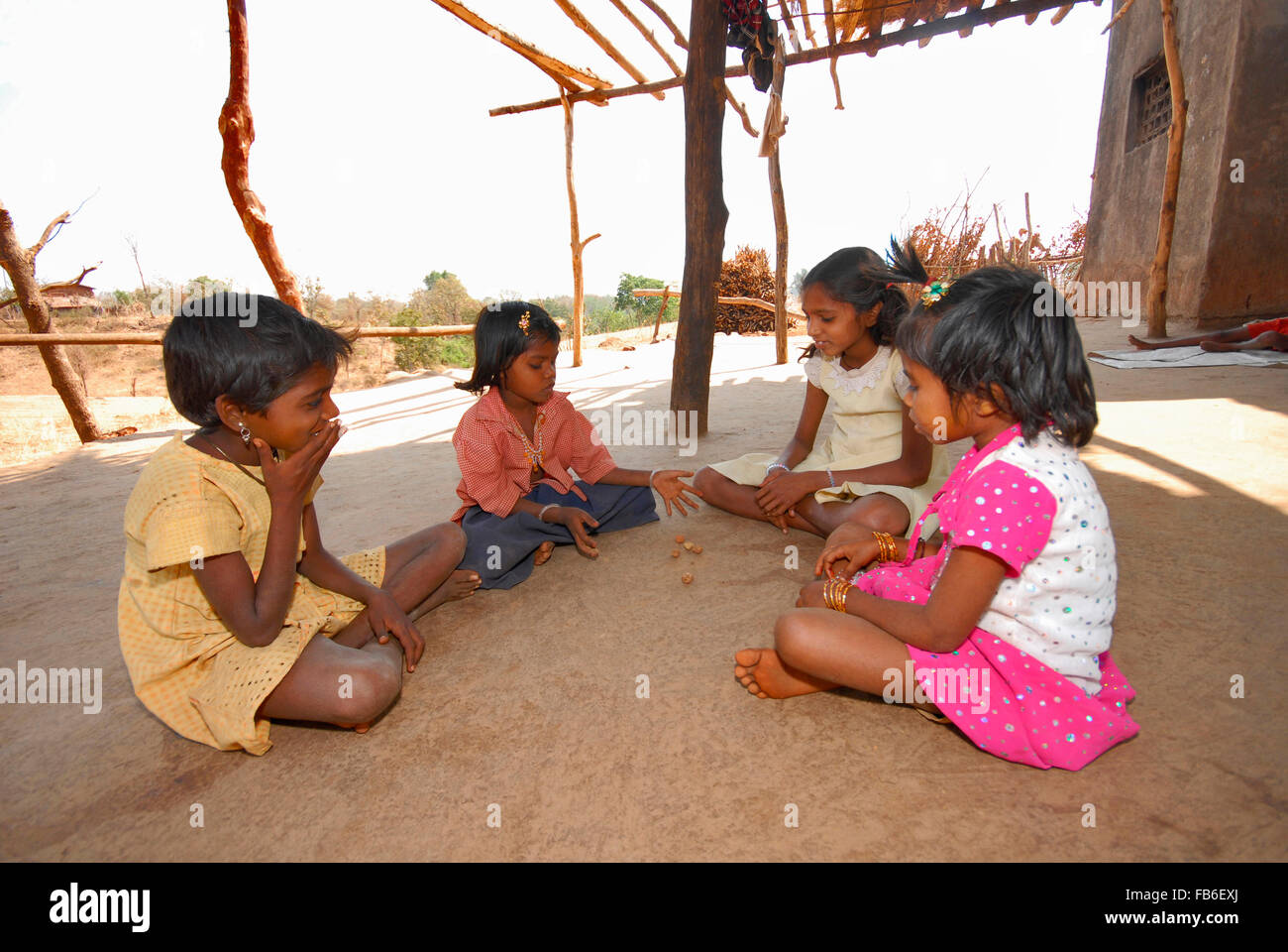 MA Thakar Stamm, Maharashtra, Kinder spielen Stein Spiele Stockfoto
