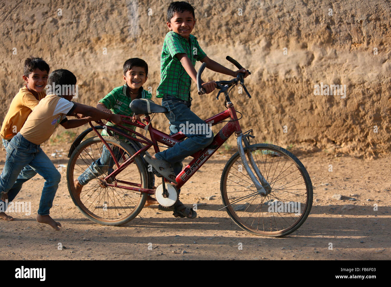 Desi Rabari Kinder, Distrikt Kutch, Gujarat, Indien Stockfoto