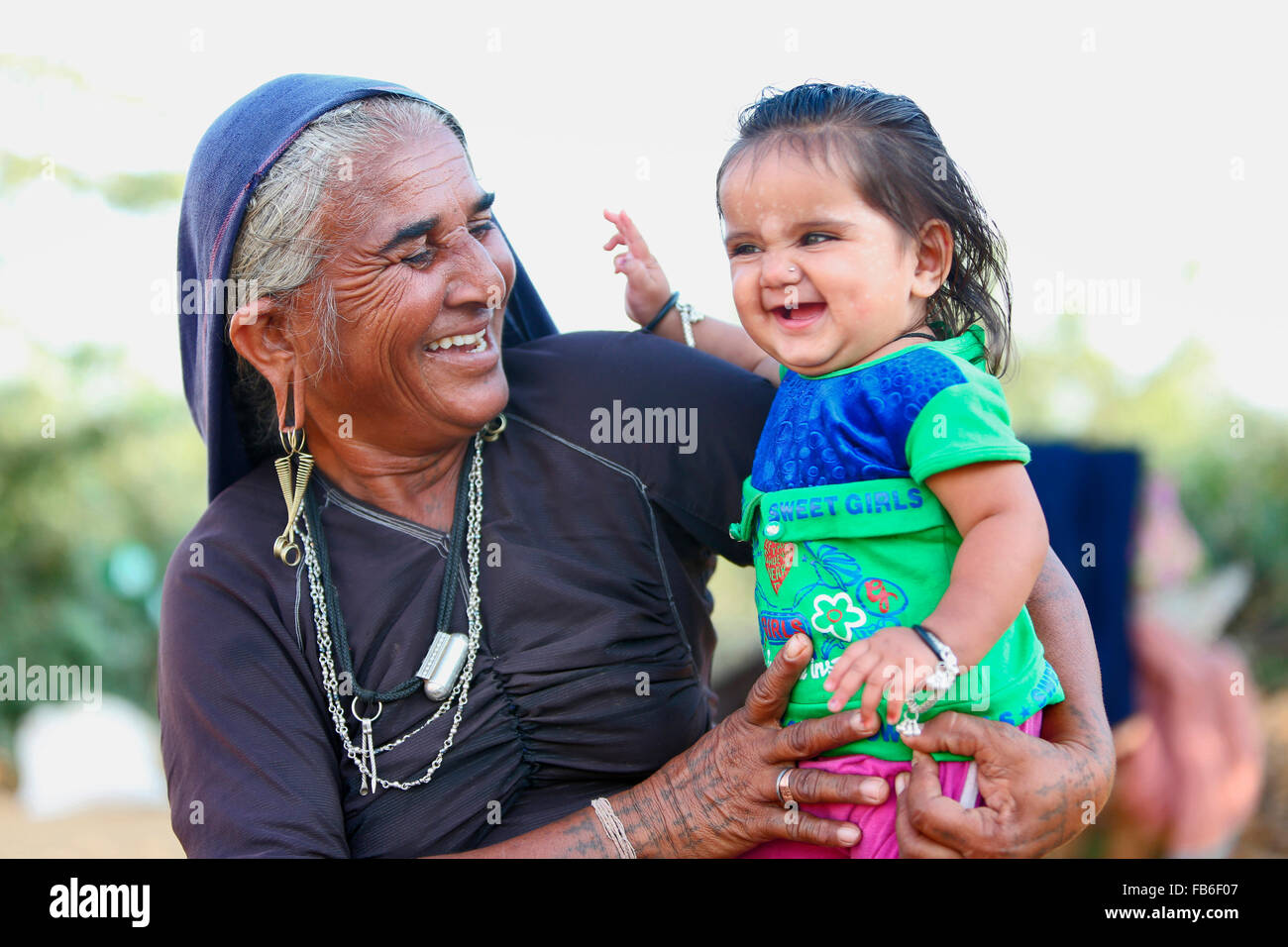 Kacchi Rabri (Desi), Laharia Dorf, Grand Mutter mit Enkelin, Kutch, Gujarat, Indien Stockfoto