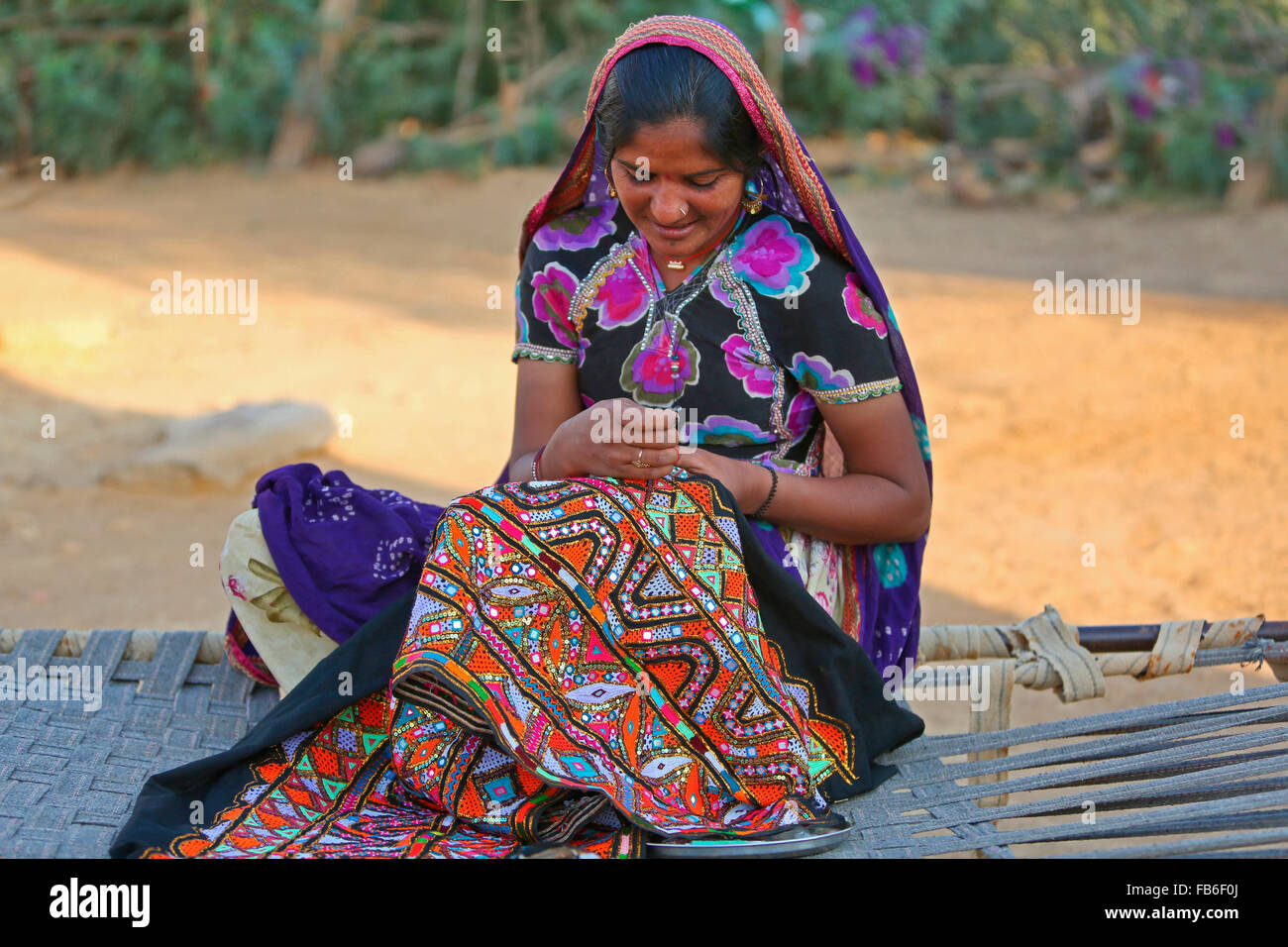 Kacchi Rabari (Desi), Laharia Dorf, Stickerei, Distrikt Kutch, Gujarat, Indien Stockfoto