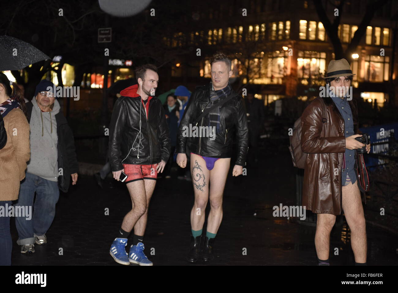 New York City, USA. 10. Jan, 2016.Agents nach Abschluss der Mission. Improv Everywhere 15. jährlichen U-Bahn-Fahrt ohne Hosen, New York, fand bei ungewöhnlich warmen Temperaturen und zeitweise Regen, die nicht den Geist der "Agenten" Abschluss ihrer neuesten Mission zu dämpfen. Bildnachweis: Pazifische Presse/Alamy Live-Nachrichten Stockfoto