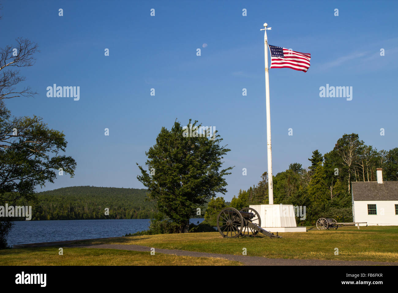 Amerikanische Flagge im Fort Wilkins State Historic Park auf der Upper Peninsula in Copper Harbor, Michigan, USA. Stockfoto