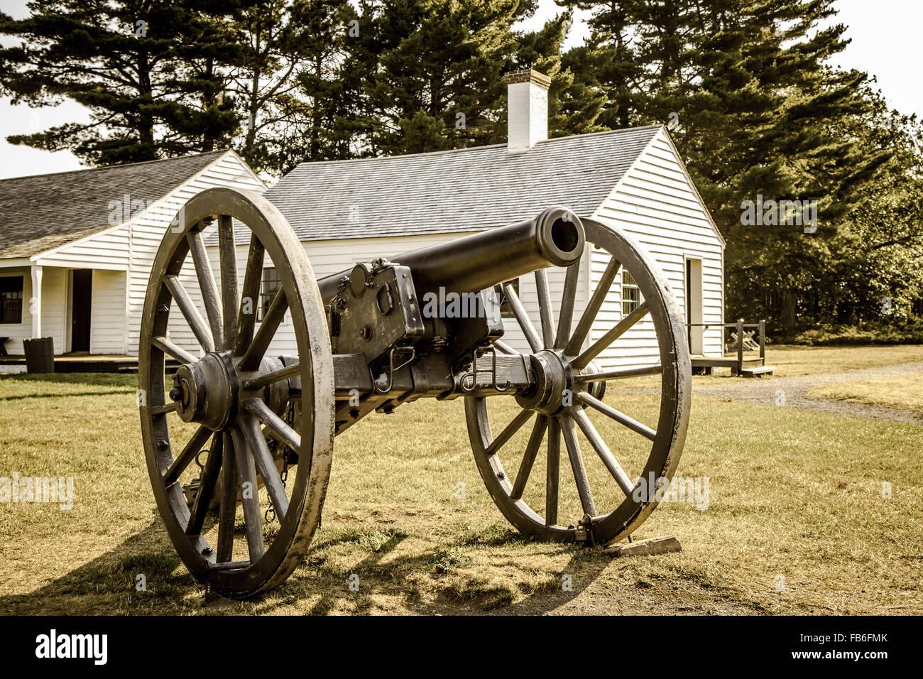 Kanone außerhalb der wiederhergestellten US Army barracks in Fort Wilkins State Historical Park in Copper Harbor, Michigan. Stockfoto