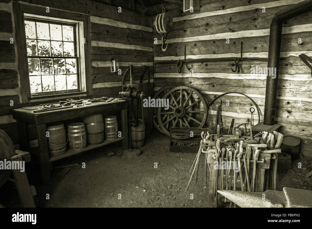 Vintage Blacksmith Shop. Interieur der historischen Schmiede in schwarz und weiß. Stockfoto