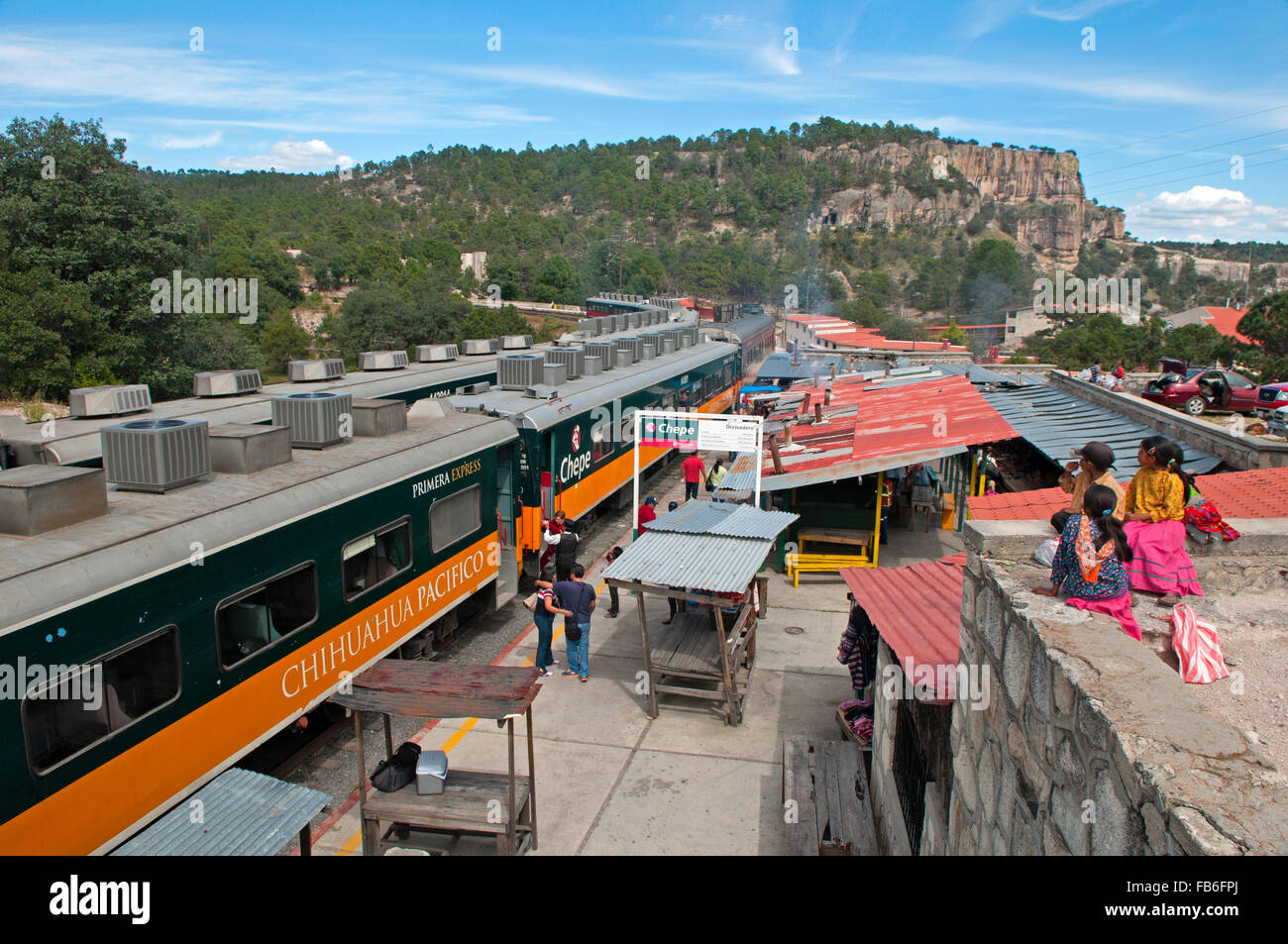 Der berühmte Copper Canyon (Barranca de Cobre) Zug an der Divisadero Station in Mexiko Stockfoto