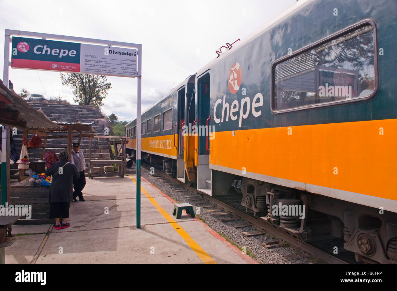 Der berühmte Copper Canyon (Barranca de Cobre) Zug an der Divisadero Station in Mexiko Stockfoto