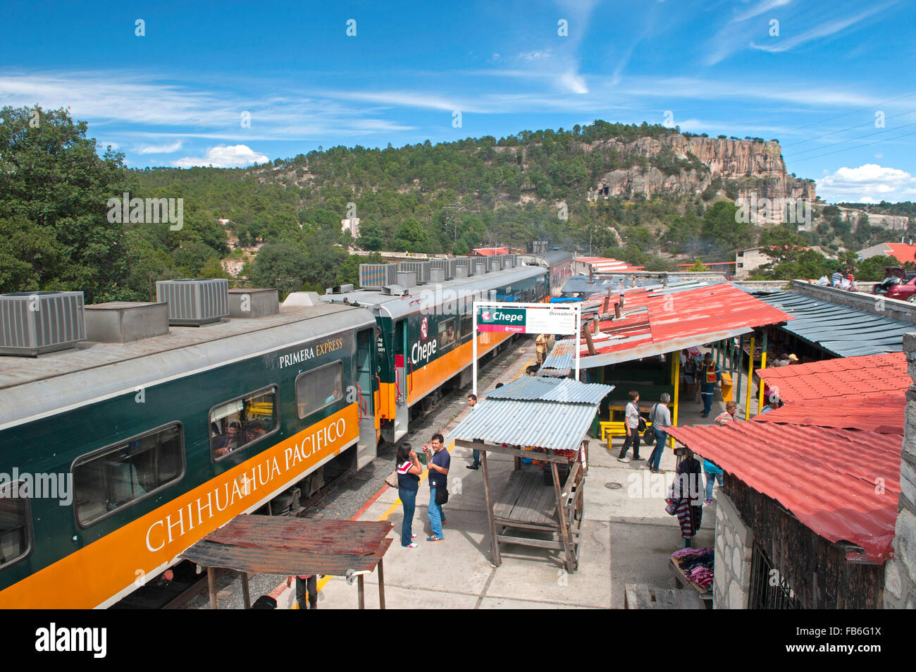 Der berühmte Copper Canyon (Barranca del Cobre) Zug an der Divisadero Station in Mexiko Stockfoto