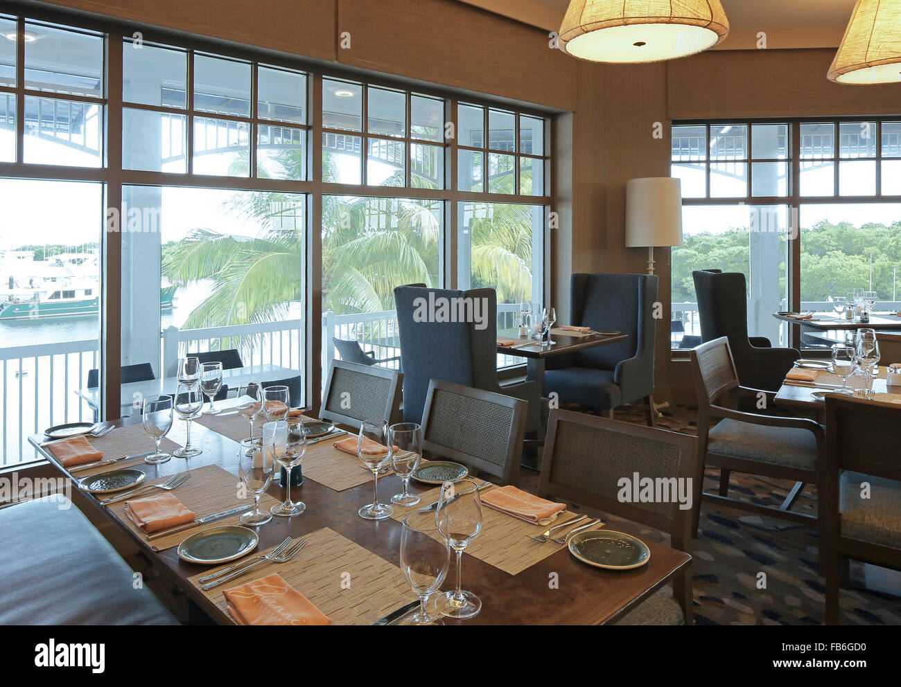 Innenansicht des Restaurants mit Blick auf die Marina. Gianni Ristorante, Key Largo, Vereinigte Staaten von Amerika. Architekt: unbekannt, 2015. Stockfoto