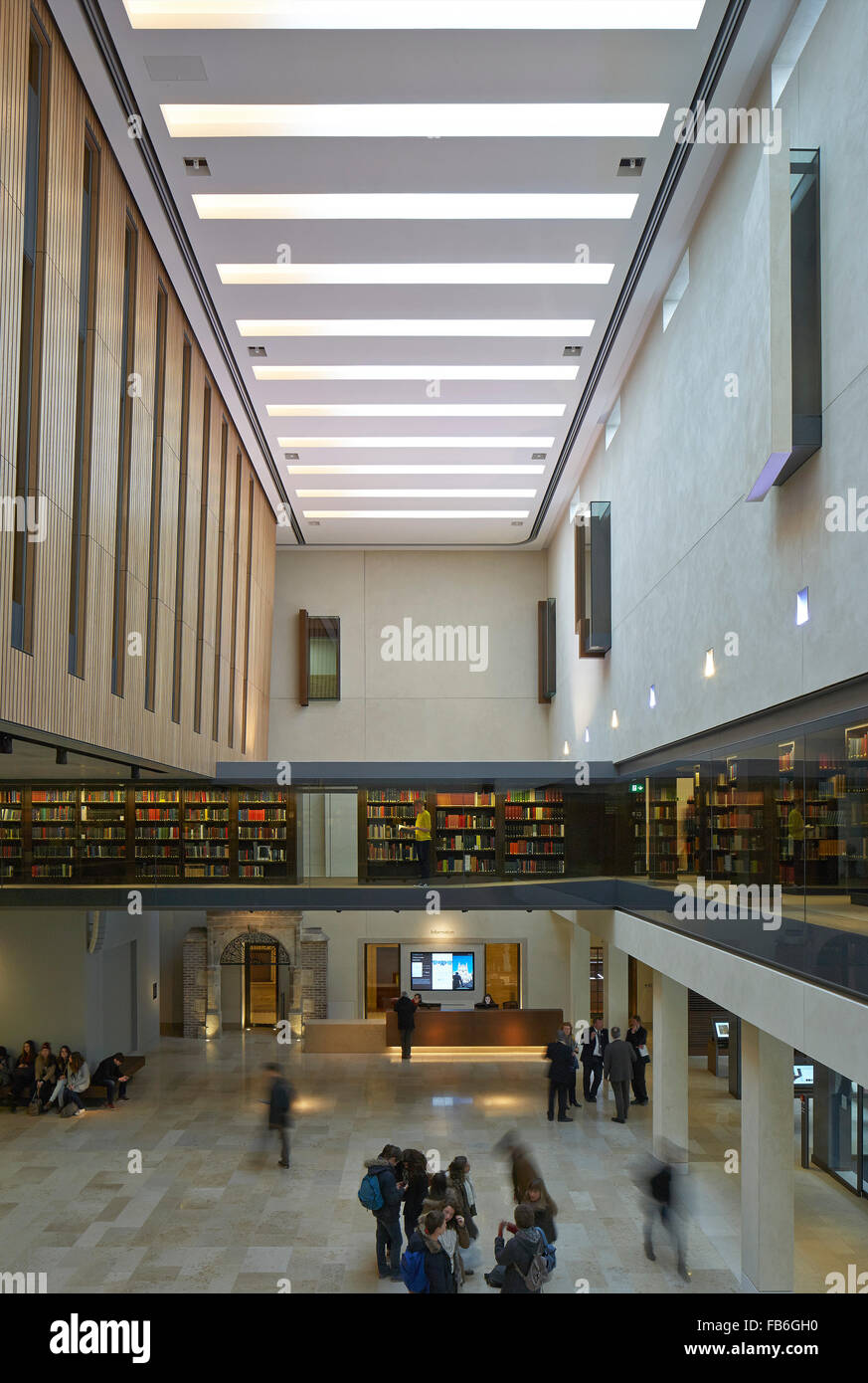 Blick vom schwebenden Buch-Stack. Weston Library, Oxford, Vereinigtes Königreich. Architekt: Wilkinson Eyre, 2015. Stockfoto