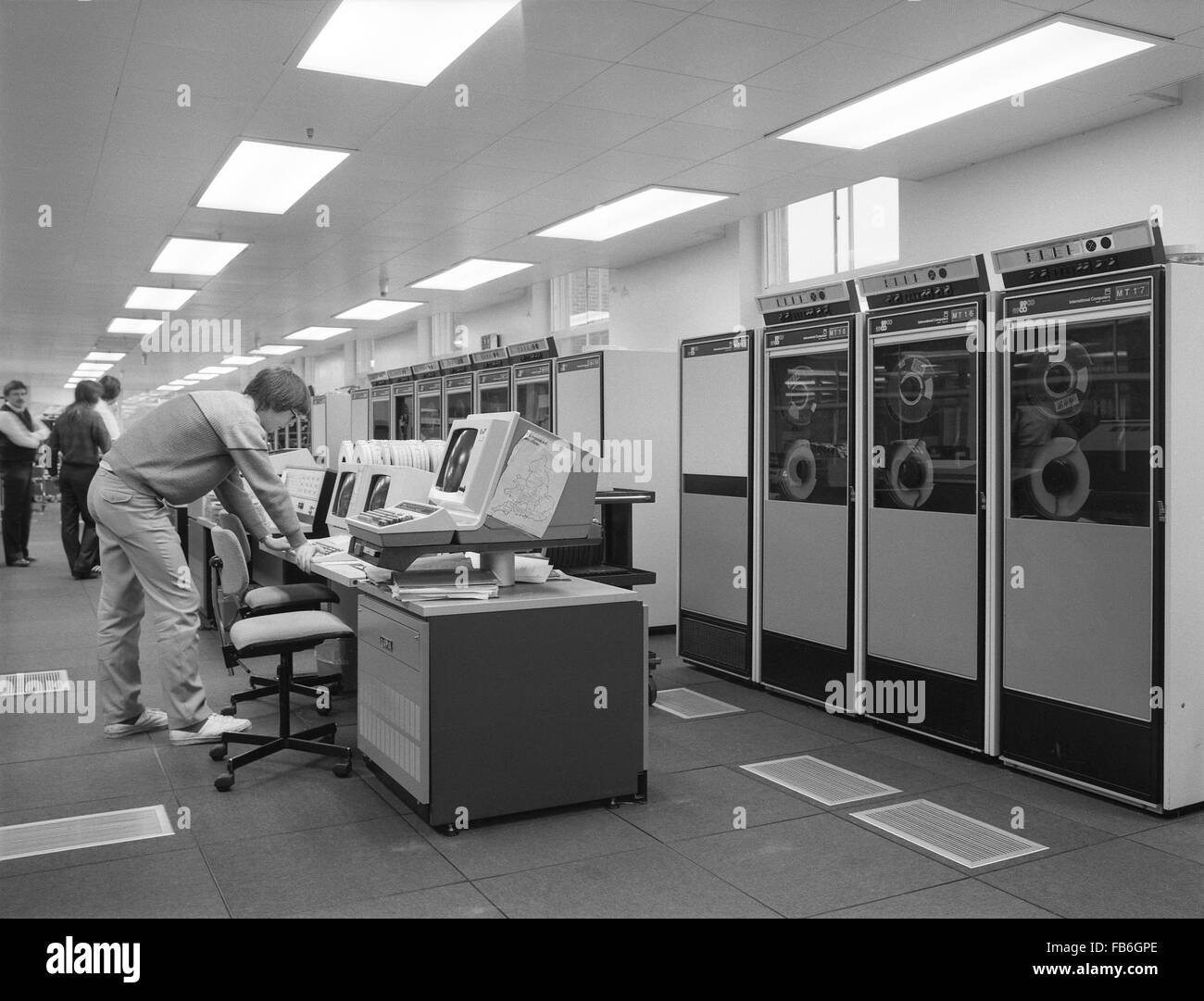 ICL-2900 Serieninstallation Mainframe-Computer und Programmierer am Hauptsitz in Thames Ditton c1980 Milk Marketing Board Stockfoto