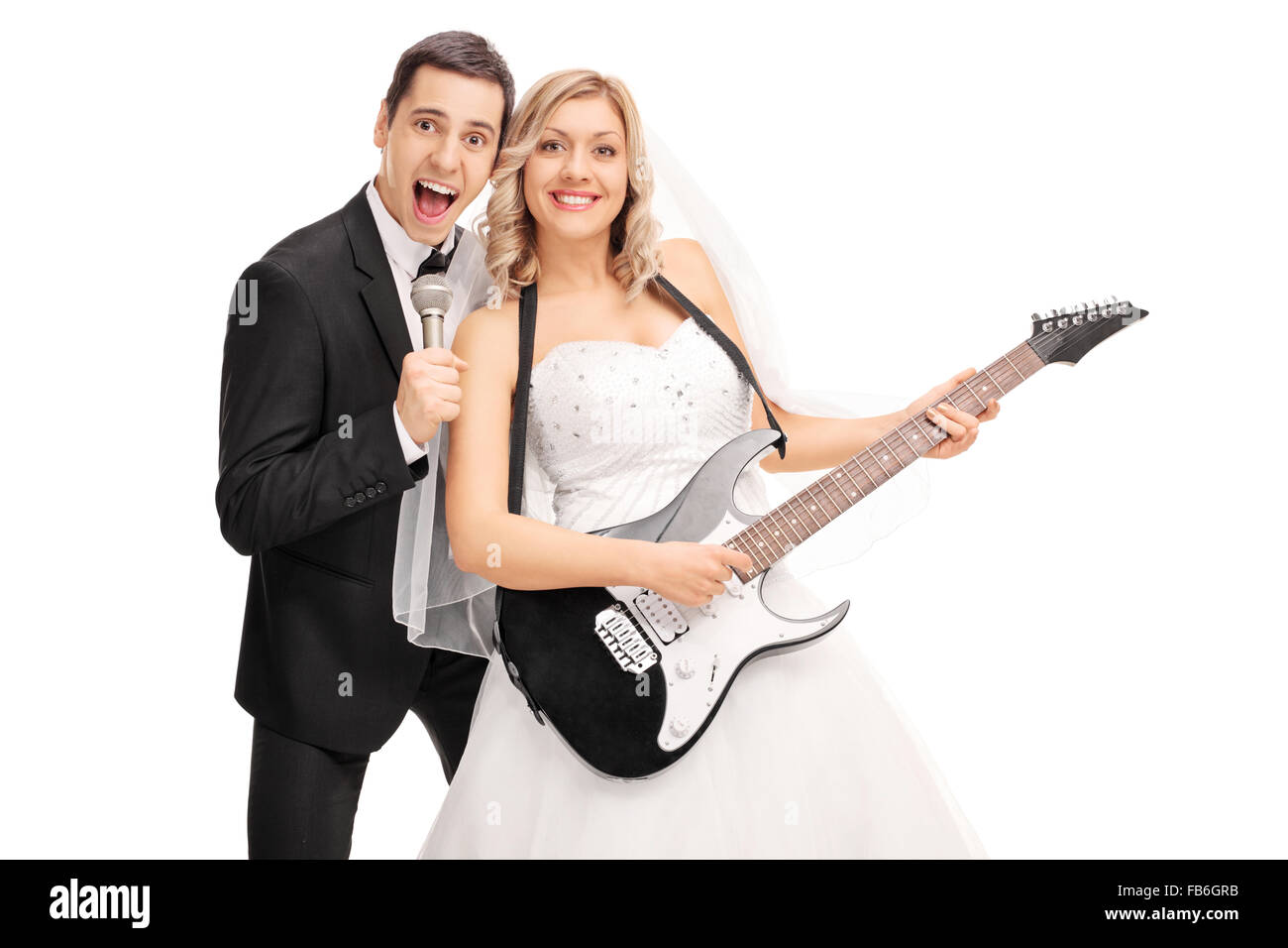 Fröhliche Brautpaar Spaß und Musizieren isoliert auf weißem Hintergrund Stockfoto