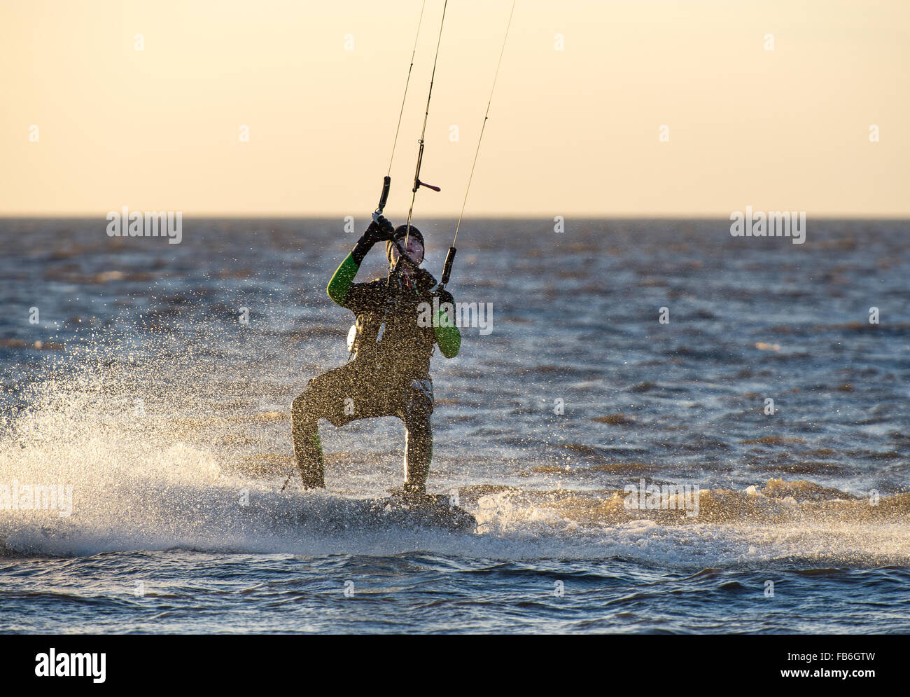 Kitesurfer auf den Ufer-Linie-Wellen Stockfoto