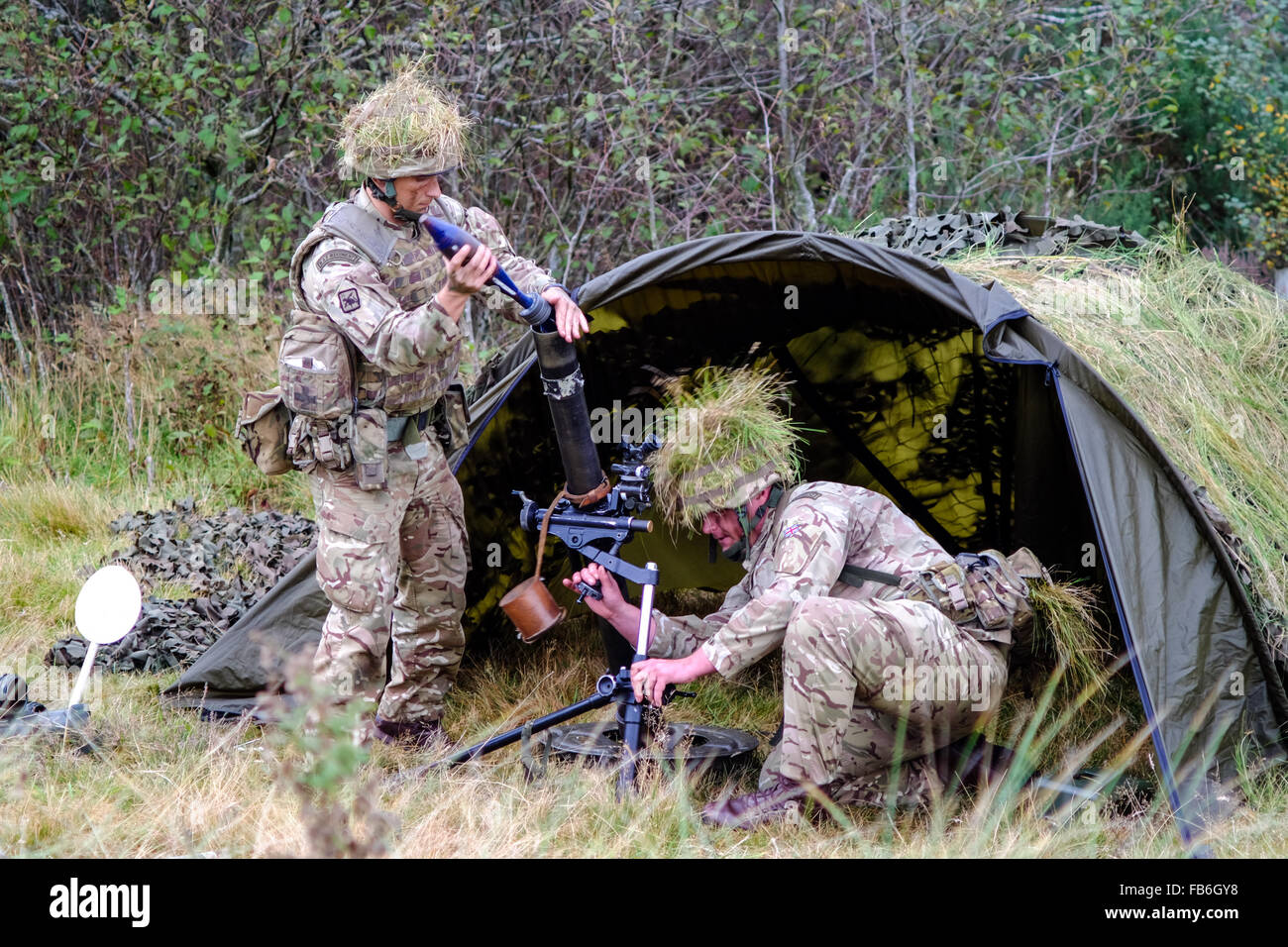 Britische Militärangehörige der Royal Air Force RAF-Regiment zeigen feuern Mörtel während einer Übung in Schottland. Stockfoto