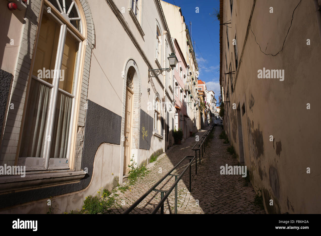 Portugal, Lissabon, schmal, bergauf Fußgängerzone mit Reling Stockfoto