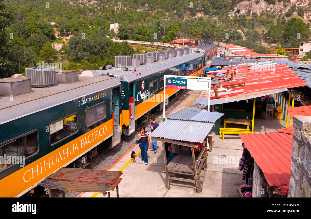 Der berühmte Copper Canyon (Barranca del Cobre) Zug an der Divisadero Station in Mexiko Stockfoto