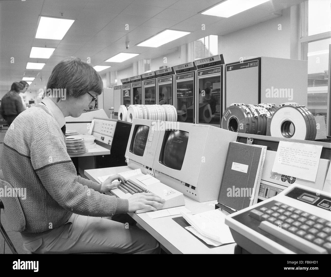 ICL-2900 Serieninstallation Mainframe-Computer und Programmierer am Hauptsitz in Thames Ditton c1980 Milk Marketing Board Stockfoto