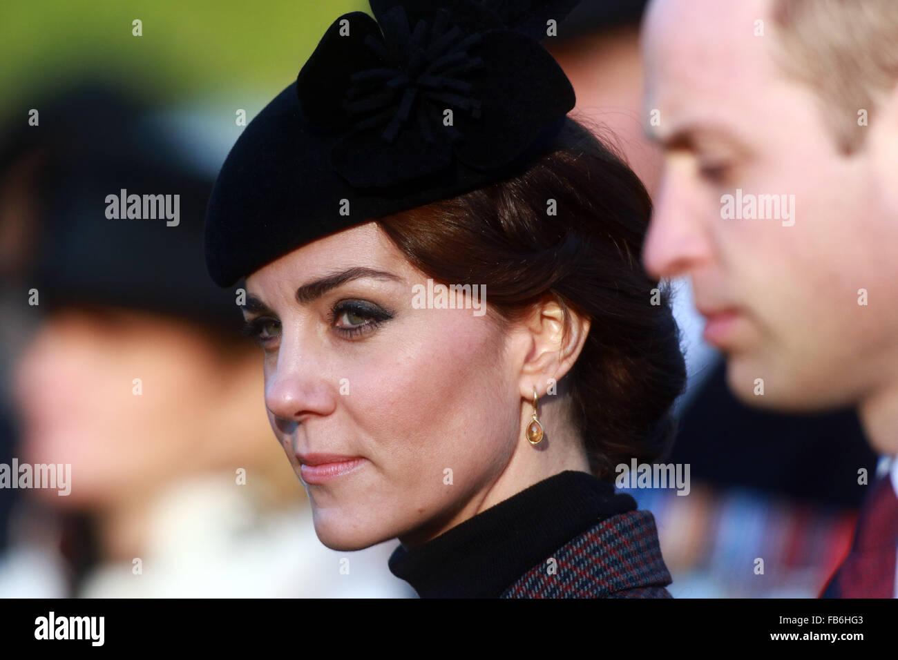 HM Königin Elizabeth II, zur Kirche in Sandringham. . Sandringham, Norfolk, Großbritannien. . 10.01.2016 Kate (Catherine Middleton) Herzogin von Cambridge, Teilnahme an einen Service anlässlich die Hundertjahrfeier der den endgültigen Abzug der Alliierten Streitkräfte aus der Halbinsel Gallipoli nach dem Besuch der St. Maria Magdalena Kirche Sonntagmorgen service in Sandringham. Bildnachweis: Paul Marriott/Alamy Live-Nachrichten Stockfoto