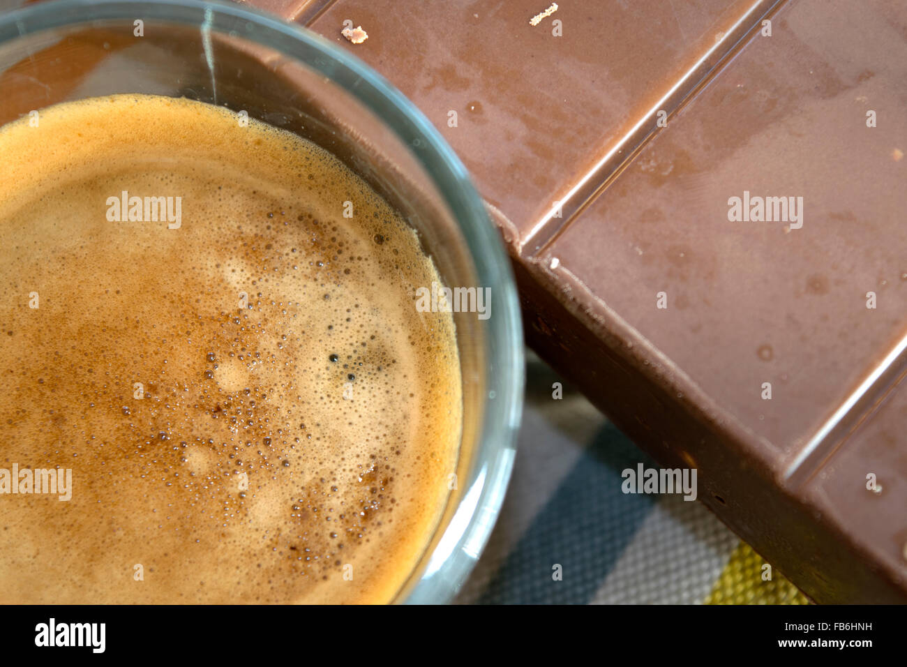 Schuss und cremigen Espresso Kaffee Tasse und dunkler Schokolade Stockfoto