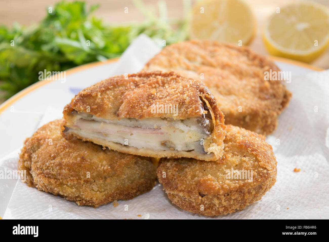 Gemüse in Carrozza gefüllt mit Steak Schinken und mozzarella Stockfoto