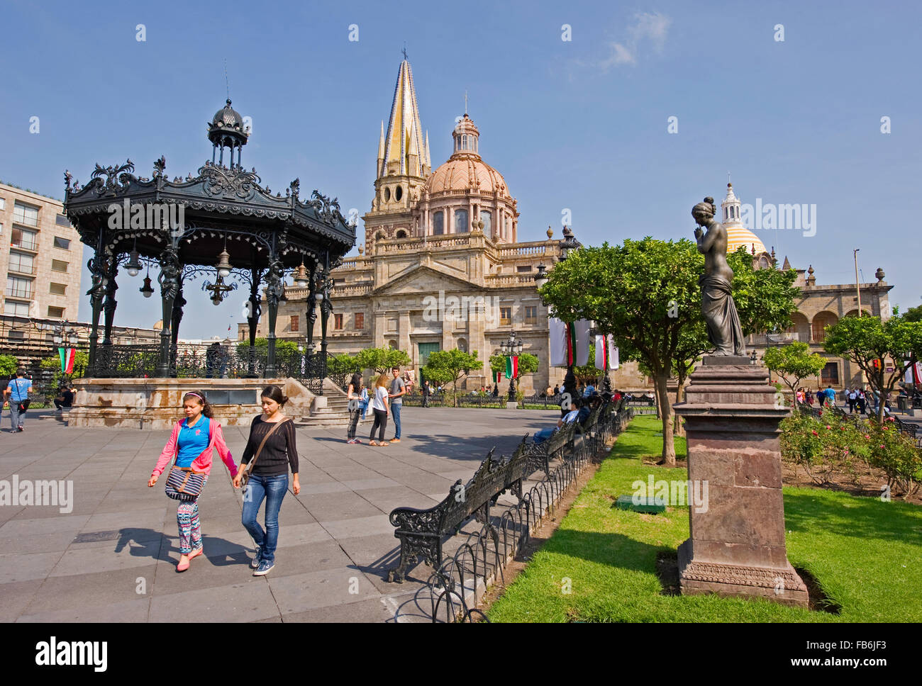 Plaza de Armas mit der Kathedrale im Hintergrund in Guadalajara, Mexiko Stockfoto