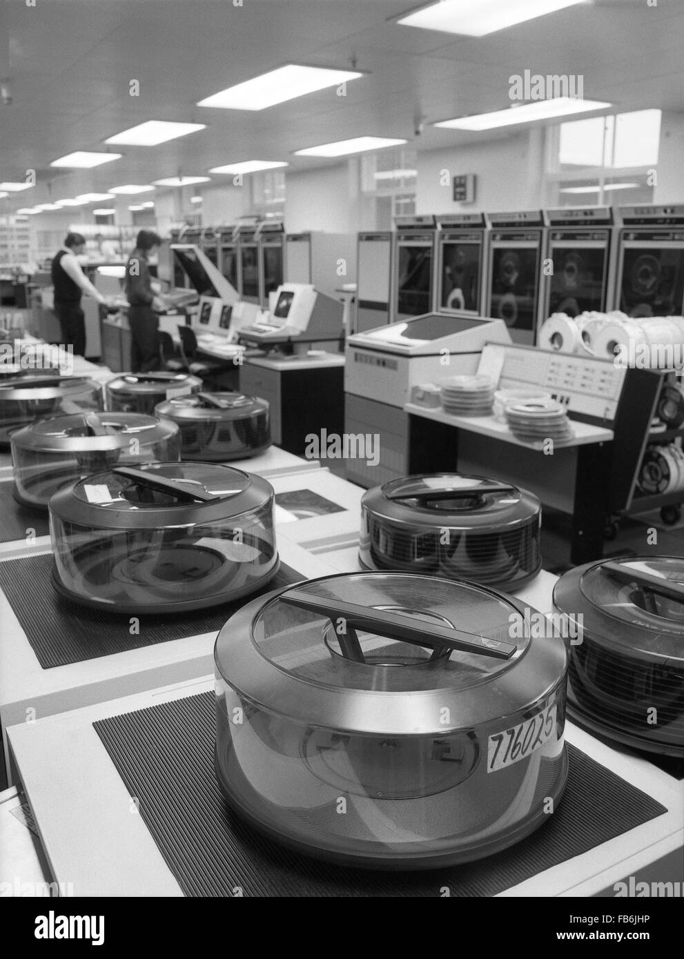 ICL-2900 Serieninstallation Mainframe-Computer und Programmierer am Hauptsitz in Thames Ditton c1980 Milk Marketing Board Stockfoto