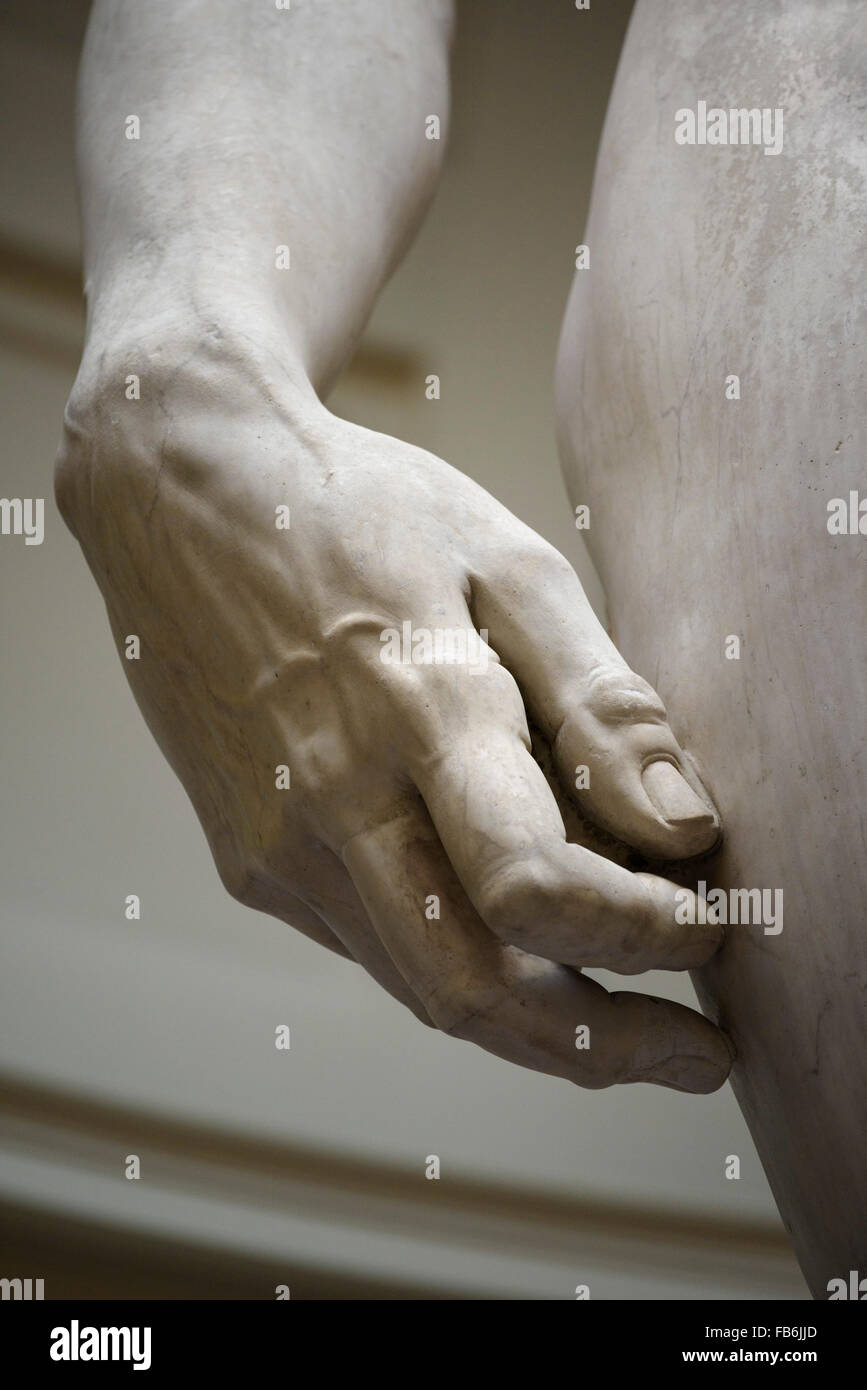 Florenz. Italien. Statue des David von Michelangelo (1501-1504), die Galleria dell'Accademia. Nahaufnahme Detail seiner rechten Hand mit einem Rock. Stockfoto