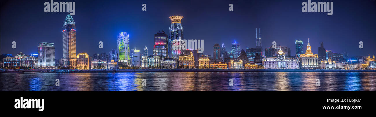 Der Bund vom Fluss bei Sonnenuntergang, Shanghai, China. Stockfoto